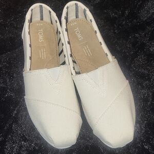 TOMS Women's Cream/white Canvas Flats